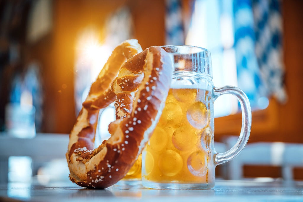 Oktoberfest öl och pretzel